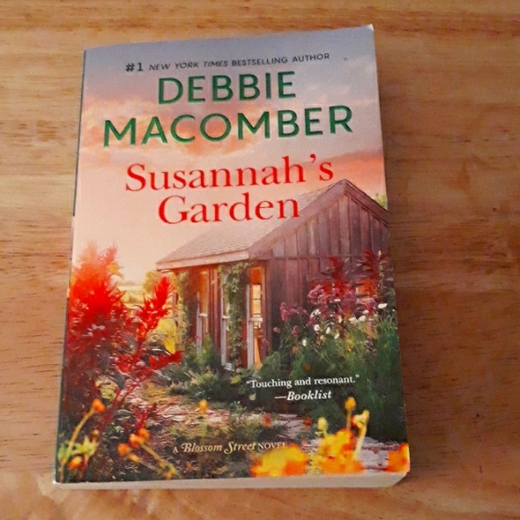 Susannah's Garden, A paperback book written by Debbie Macomber - Picture 1 of 5
